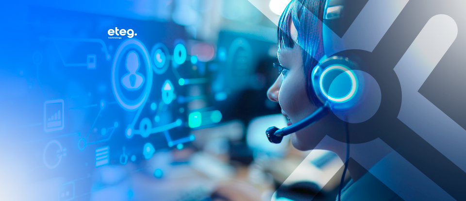 atendimento ominichannel com uma mulher entre várias telas