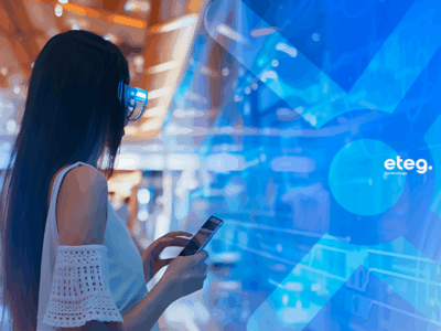 Mulher com celular na mão escolhendo o que comprar. usando a tecnologia no varejo