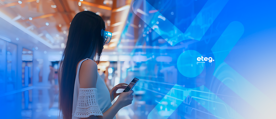 Mulher com celular na mão escolhendo o que comprar. usando a tecnologia no varejo